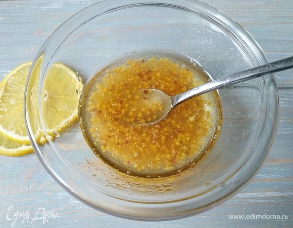 Для заправки смешайте вместе растительное масло, сок лимона, горчицу и мед.