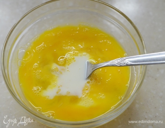 Добавьте молоко и еще раз перемешайте.