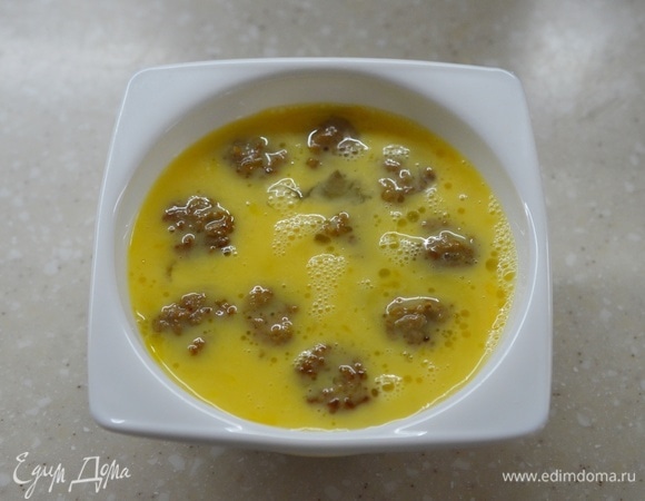 Залейте омлетной массой.