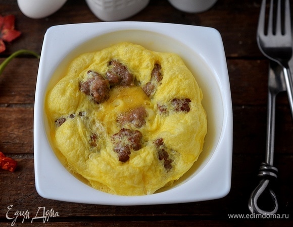 Готовьте в микроволновке до желаемой консистенции омлета, около 2–3 минут. Или запекайте в духовке, но в этом случае форма должна быть жаропрочной. Подавайте к столу.