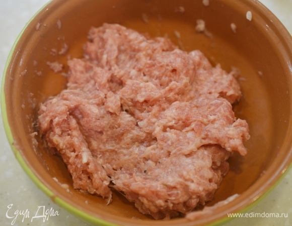 Нам понадобится фарш. Это может быть и мясной, и куриный, и смешанный фарш.