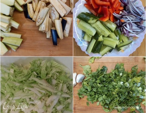 Нарезать баклажаны и цукини брусочками, затем обжарить на сковороде. Нарезать брусочками перец, огурец. Нашинковать пекинскую капусту, зелень.