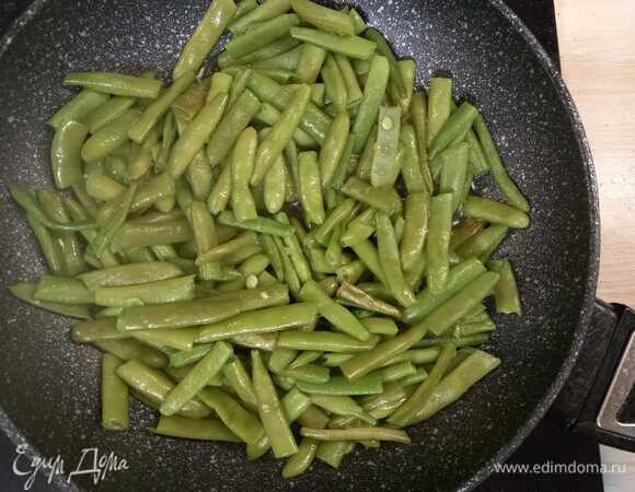 Обжарить стручковую фасоль. Смешать все ингредиенты, добавить чеснок, винный уксус, растительное масло, черный перец. Приятного аппетита!