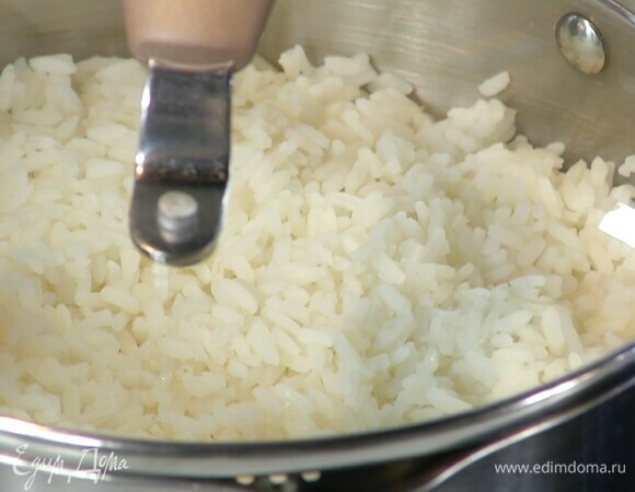 Рис отварить согласно инструкции на упаковке.