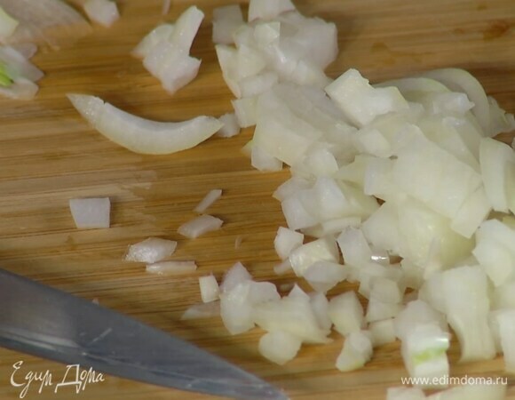 Лук почистить и мелко порубить.