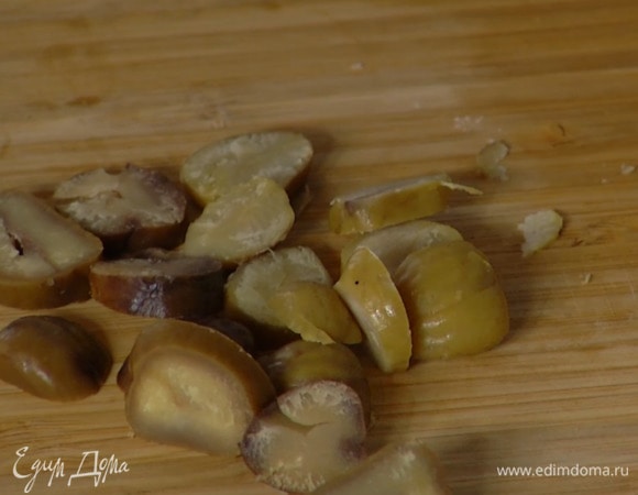 Каштаны порезать и отправить к луку с чесноком.