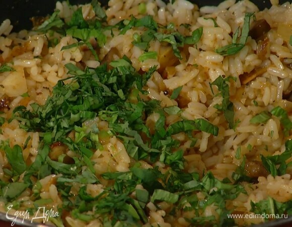 Базилик мелко порубить, добавить к рису, все перемешать и выложить на тарелку.
