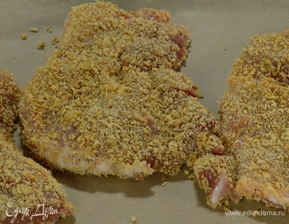 В одной миске размешать вилкой яйцо, в другую насыпать панко, каждый шницель обмакнуть в яйцо и обвалять в сухарях, затем выложить на застеленный бумагой для выпечки противень и запекать в разогретой духовке 25–30 минут.