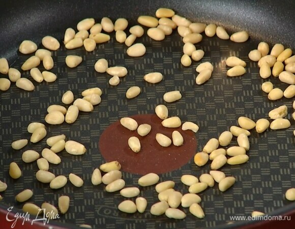 Кедровые орехи подсушить на разогретой сковороде.