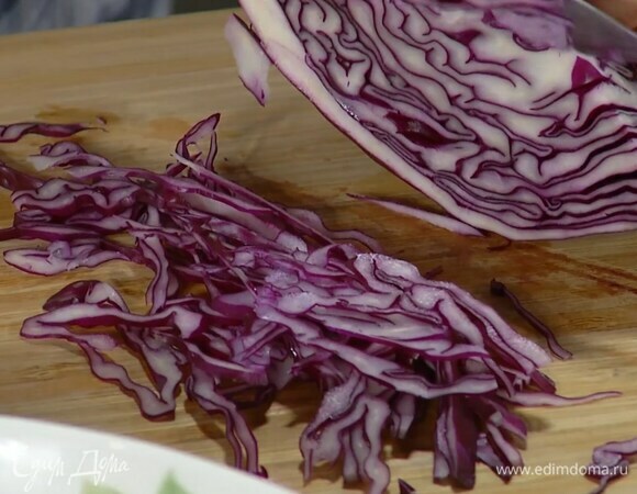 Красную капусту тонко порезать.