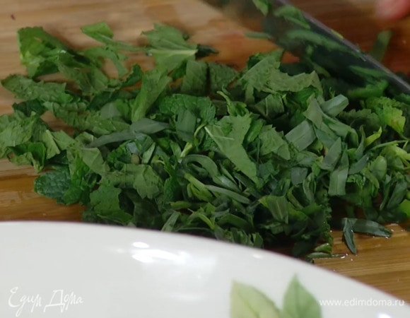 Тархун и мяту крупно порезать.