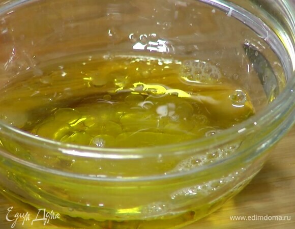 Приготовить заправку: из оставшейся половинки лимона выжать сок, добавить оливковое масло, мед, посолить, поперчить и перемешать.