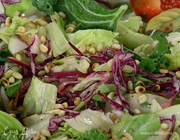 Салатные листья выложить в глубокую миску, добавить нарезанные яблоки, капусту, тархун, мяту и замаринованный лук без уксуса, полить все заправкой и посыпать обжаренными орехами.