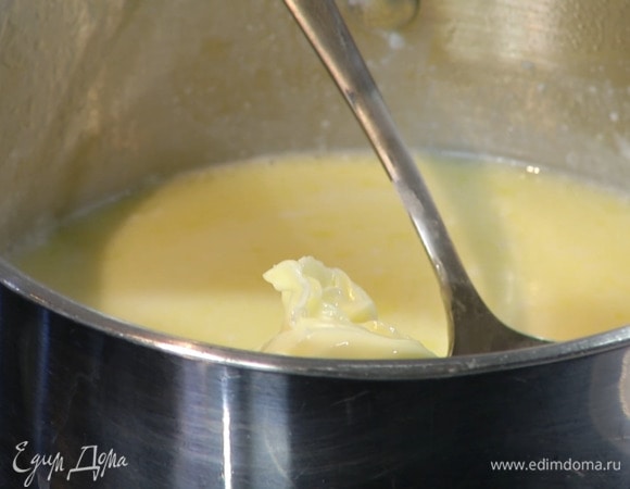 Молоко слегка подогреть, затем добавить сливочное масло, сахар и растопить.