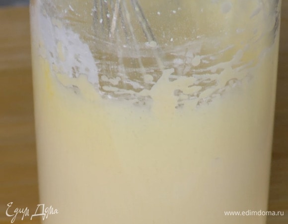 Приготовить крем: желтки с сахаром взбить блендером с насадкой-венчиком в пышную, воздушную массу, влить ванильный экстракт и еще немного взбить, всыпать крахмал и взбивать до однородного состояния, затем, не выключая блендера, влить горячие сливки с молоком.