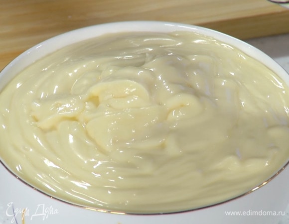 Перелить желтково-сливочную массу в кастрюлю и, постоянно помешивая венчиком, заварить ее, снять с огня и еще некоторое время вымешивать, затем остудить.