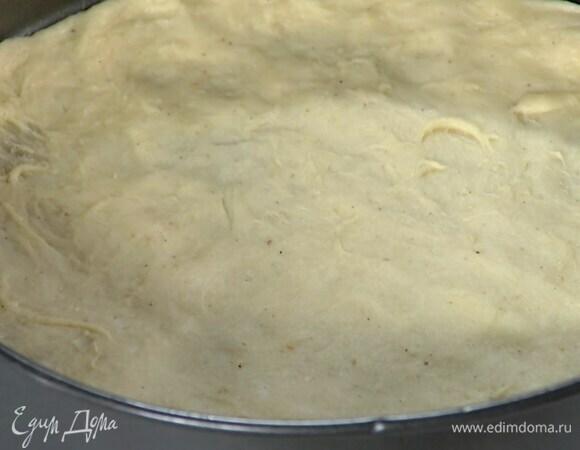 Треть подошедшего теста равномерно распределить по дну выстеленной бумагой для выпечки разъемной формы.