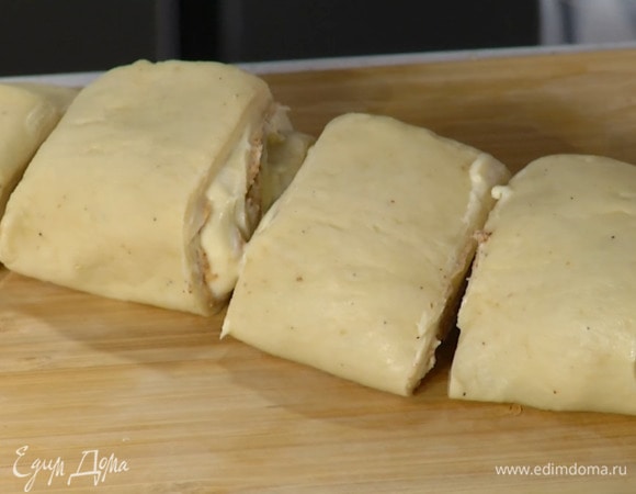 Рабочую поверхность присыпать мукой, раскатать оставшееся тесто в тонкий прямоугольник, смазать миндальной пастой и остывшим кремом. свернуть в рулет и разрезать на 8 частей.