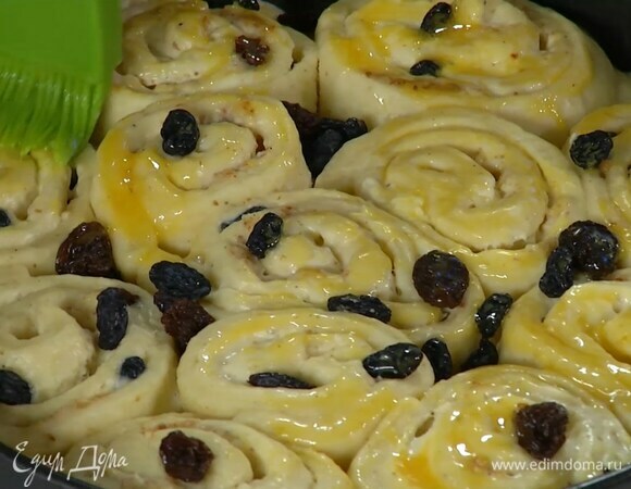 Яичный желток немного подсолить, смазать подошедшее тесто и посыпать миндальными лепестками.