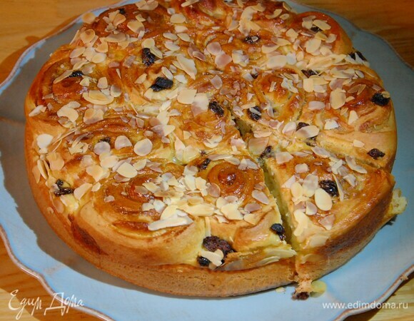 Отправить пирог в разогретую духовку на 20 минут, затем понизить температуру до 150°С и выпекать еще 20 минут.