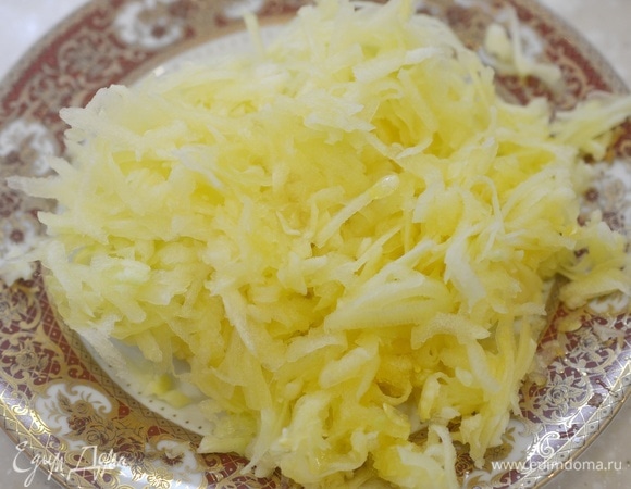 Кабачок почистите, удалите семена, натрите на крупной терке. Посолите и оставьте минут на 5–7.