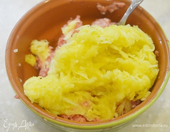 Кабачок отожмите от лишней жидкости, добавьте к фаршу.