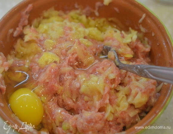 Вбейте яйцо.