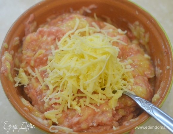 Добавьте сыр.