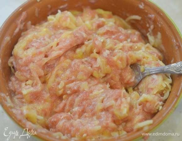 Посолите и все хорошо перемешайте.