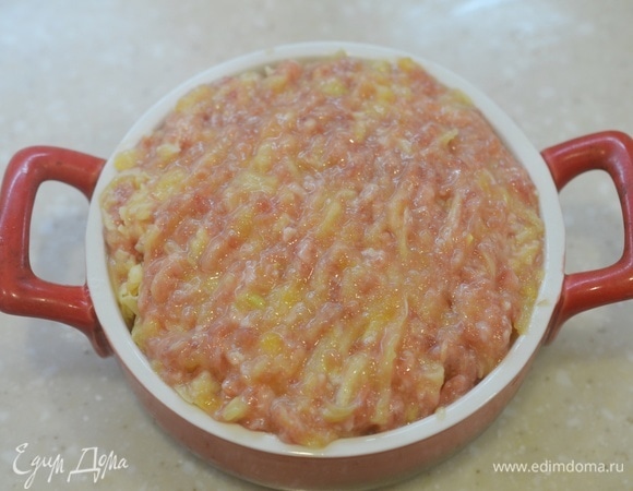 В жаропрочную форму выложите подготовленную массу. Запекайте в разогретой до 180°C духовке около 45 минут. Первые 30 минут накрывайте форму фольгой.