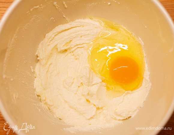 По одному добавить яйца, не прекращая взбивать.