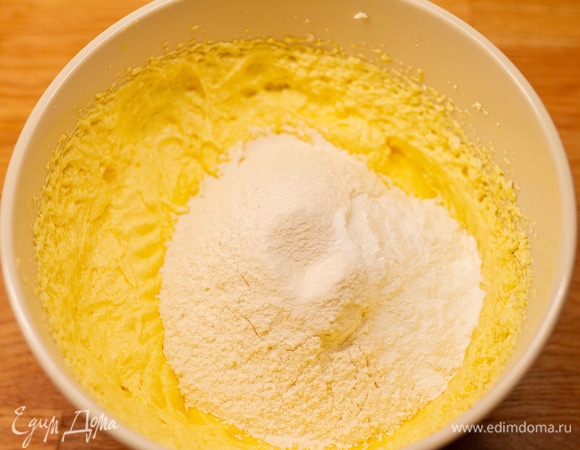 Просеять муку с разрыхлителем. Перемешать тесто до однородности.