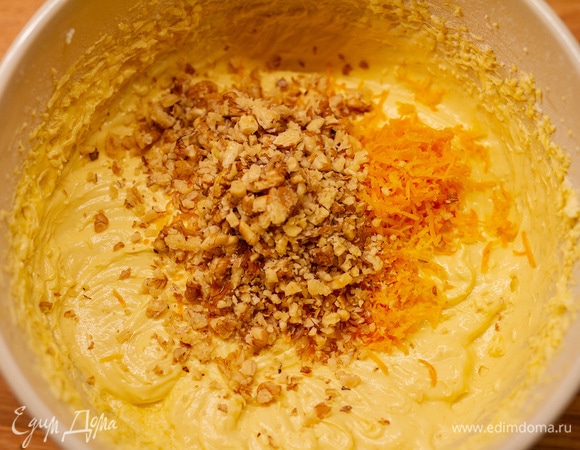 Всыпать мелко порубленные орехи, цедру одного апельсина и изюм (я предварительно замачивала его в небольшом количестве коньяка), хорошо перемешать. Этот рецепт идеально подходит для экспериментов, можно добавлять сухофрукты, разные виды орехов или шоколадные капли, все зависит от ваших вкусовых предпочтений.