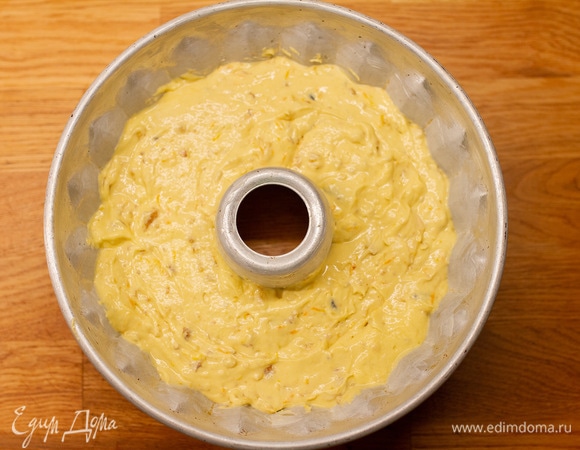 Форму смазать сливочным маслом и выложить тесто.