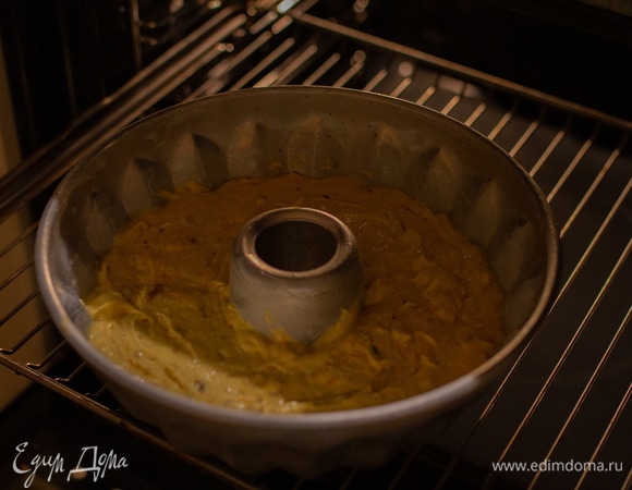 Отправить выпекаться при 200°C на 40–45 минут. Затем кекс остудить.