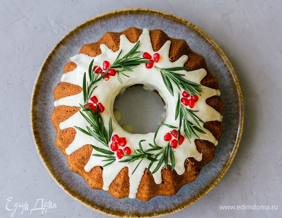 Шоколад растопить на водяной бане или в микроволновке импульсами, смешать с растительным маслом. Покрыть шоколадом кекс. Сверху выложить гранат (или любые круглые красные ягоды) и веточки розмарина в виде венка. Дать шоколаду застыть и подавать. Приятного аппетита!