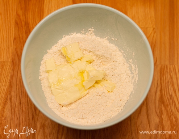 Просеять в чашу муку, добавить сахар и размягченное сливочное масло, сделать мелкую крошку.