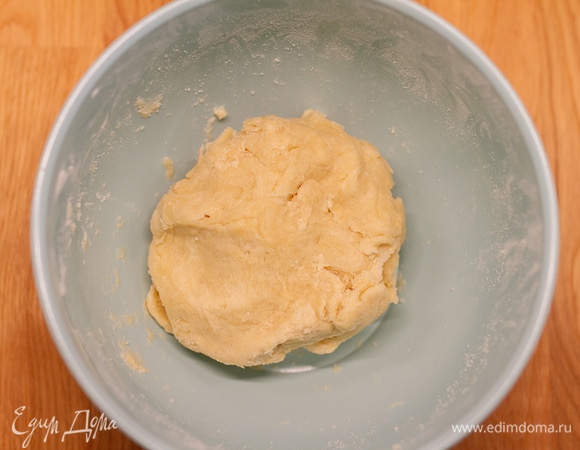 Влить холодную воду и замесить тесто. Завернуть в пленку и убрать в холодильник на 30 минут.