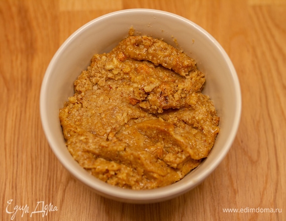 Орехи измельчить в блендере с медом и корицей.