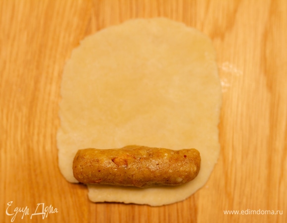 Каждую часть теста раскатать в пласт, из начинки сформировать бочонок и положить на край теста.