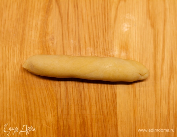 Закрутить в рулет, края защепить.