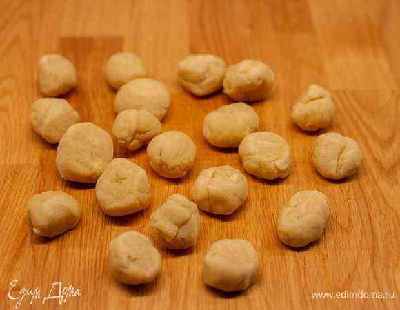 Тесто разделить на такое же количество частей.