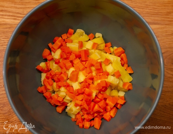 Добавить нарезанную кубиками морковь.