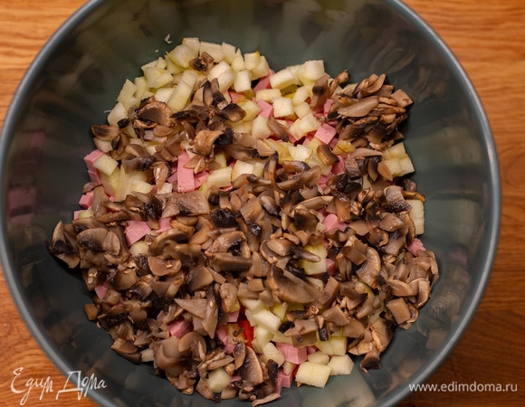 Шампиньоны отварить в течение 5–10 минут и нарезать, добавить в салат.
