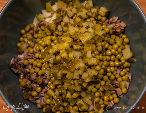 И огурцы, нарезанные кубиками.