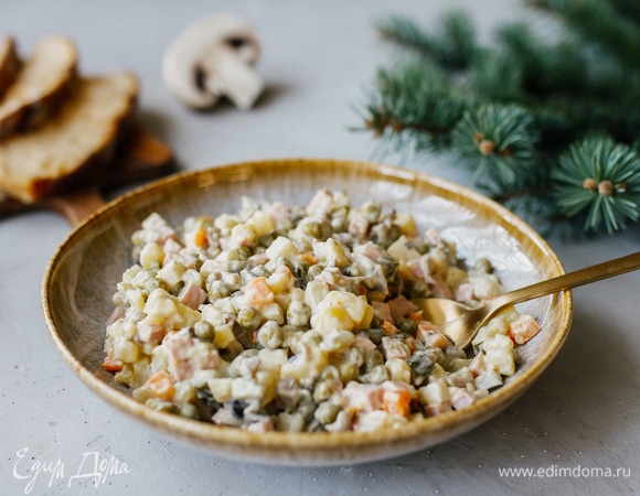 Посолить и заправить салат майонезом по вкусу, хорошо перемешать. Приятного аппетита!