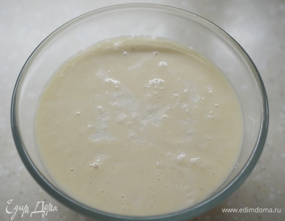 Добавьте соду, перемешайте и дождитесь реакции в виде пузырьков.