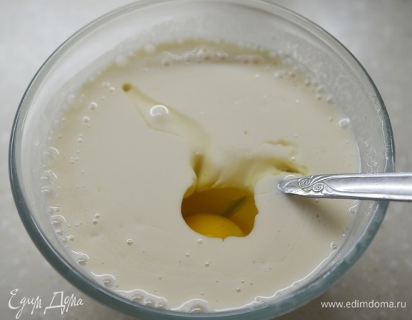 Вбейте яйцо.