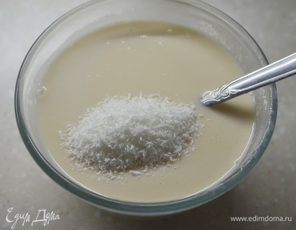 Добавьте кокосовую стружку.