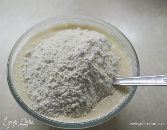 Просейте муку.